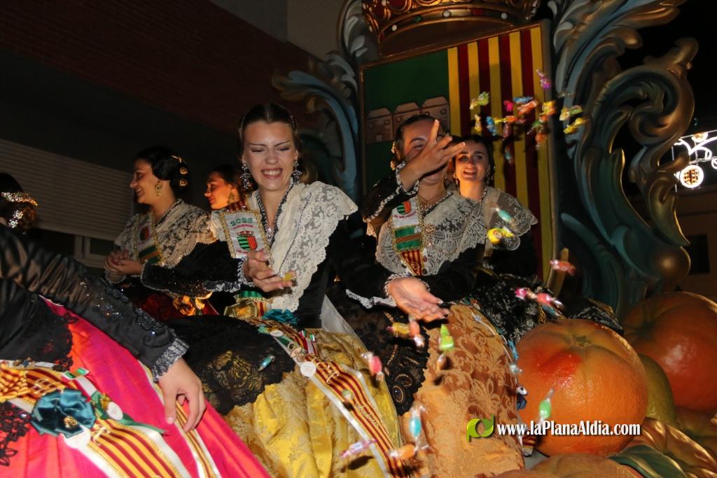 La cavalcada de disfresses plena de color Les Alqueries