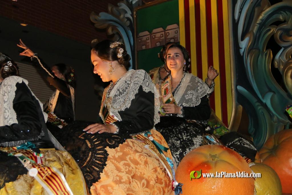La cavalcada de disfresses plena de color Les Alqueries
