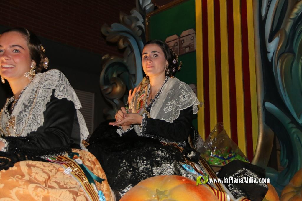 La cavalcada de disfresses plena de color Les Alqueries
