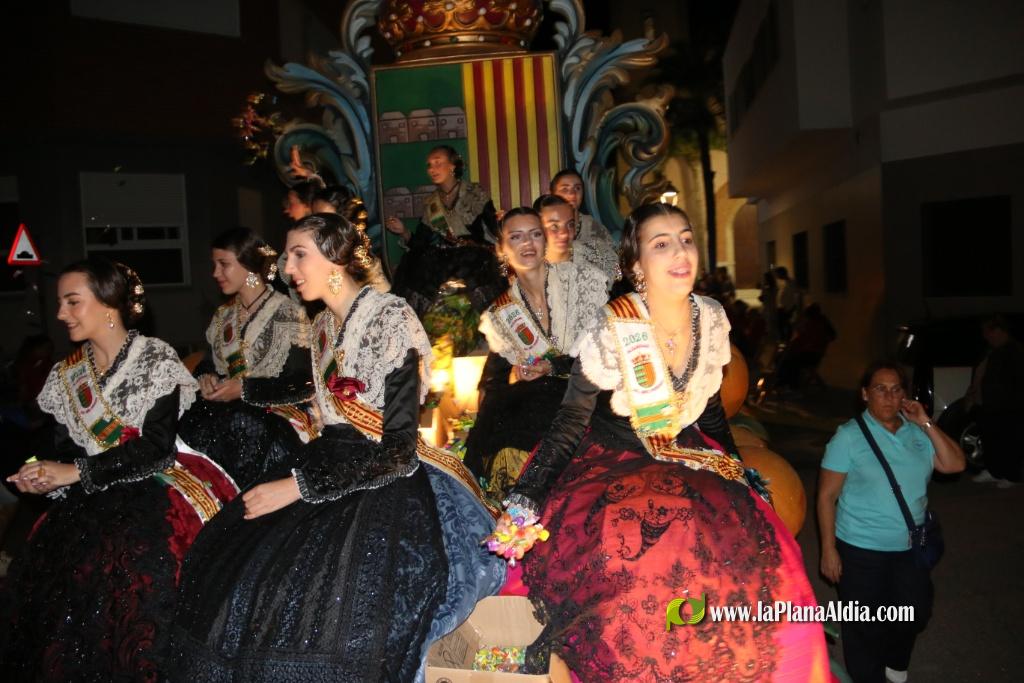 La cavalcada de disfresses plena de color Les Alqueries