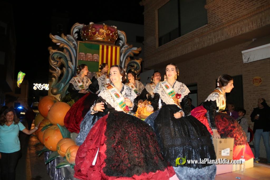 La cavalcada de disfresses plena de color Les Alqueries