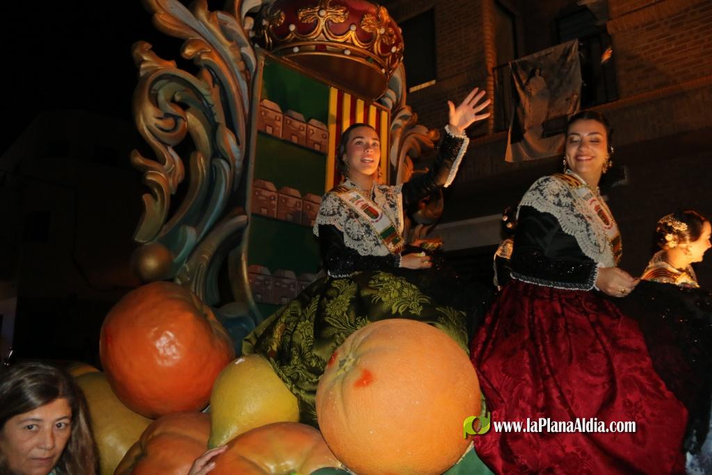 La cavalcada de disfresses plena de color Les Alqueries