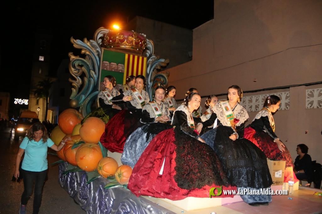 La cavalcada de disfresses plena de color Les Alqueries