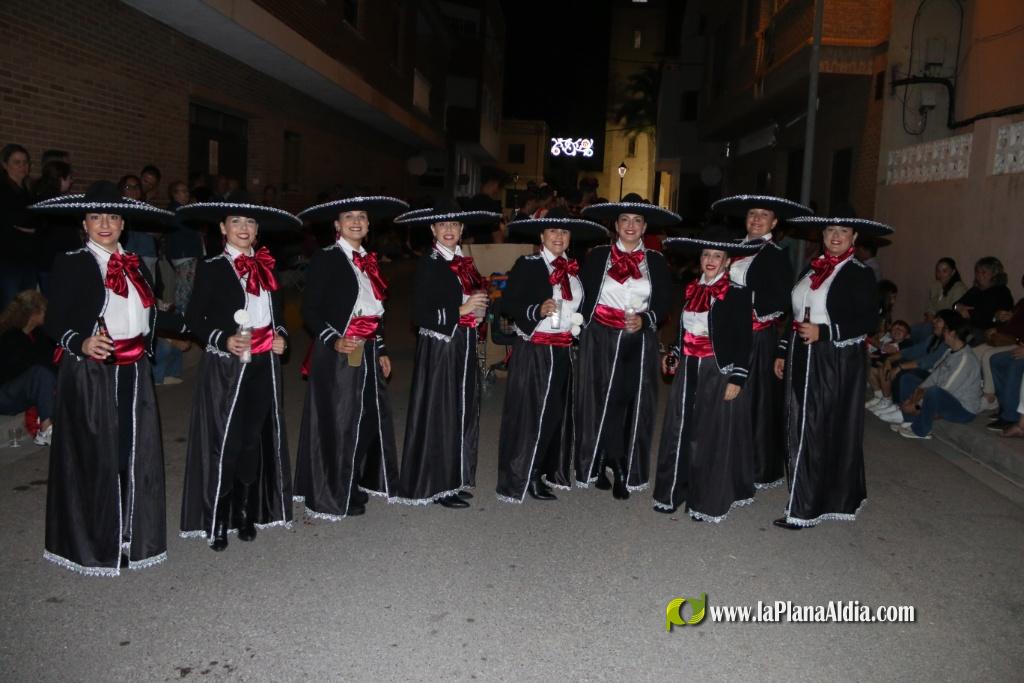 La cavalcada de disfresses plena de color Les Alqueries