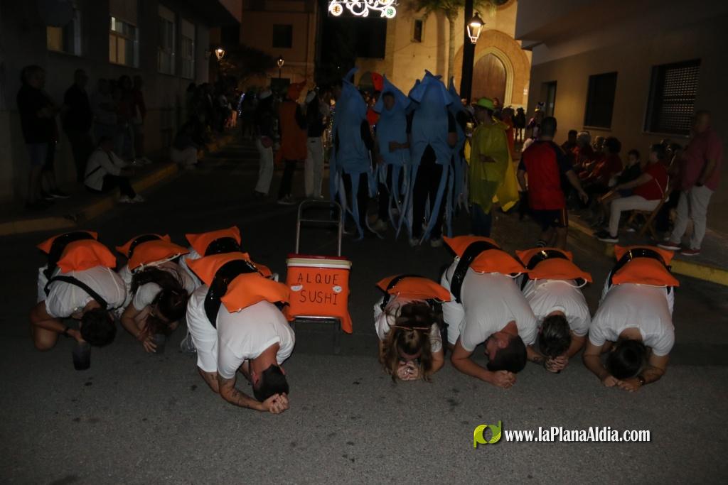 La cavalcada de disfresses plena de color Les Alqueries