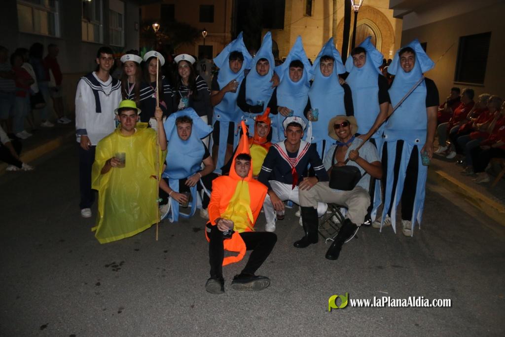 La cavalcada de disfresses plena de color Les Alqueries