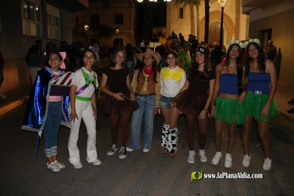 La cavalcada de disfresses plena de color Les Alqueries