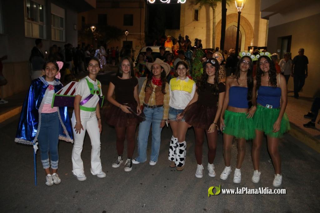 La cavalcada de disfresses plena de color Les Alqueries