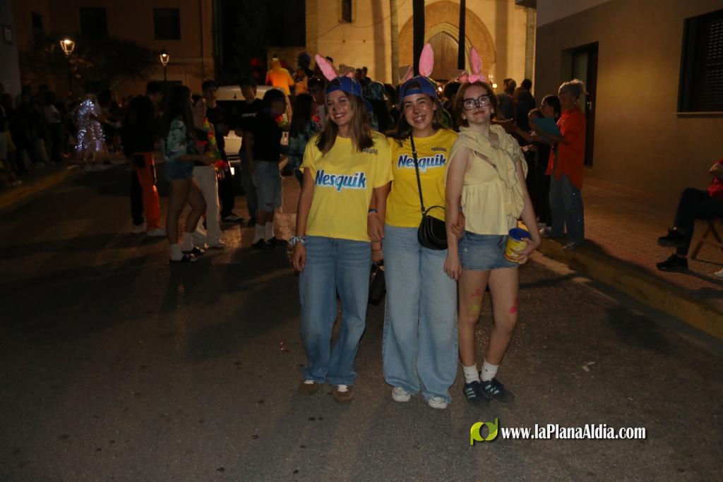 La cavalcada de disfresses plena de color Les Alqueries