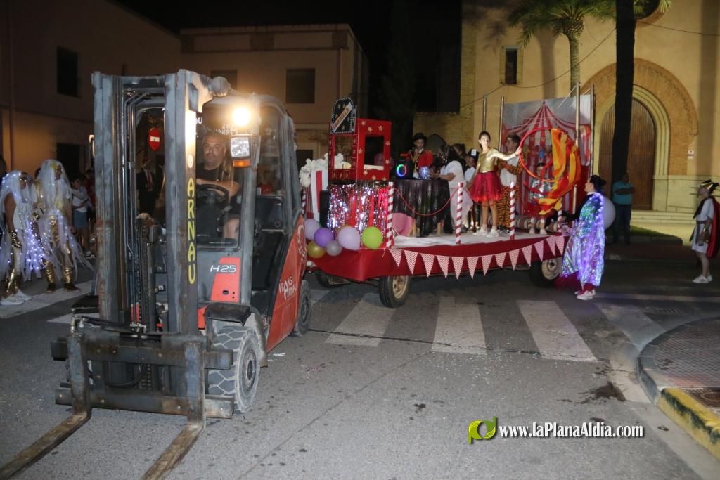 La cavalcada de disfresses plena de color Les Alqueries