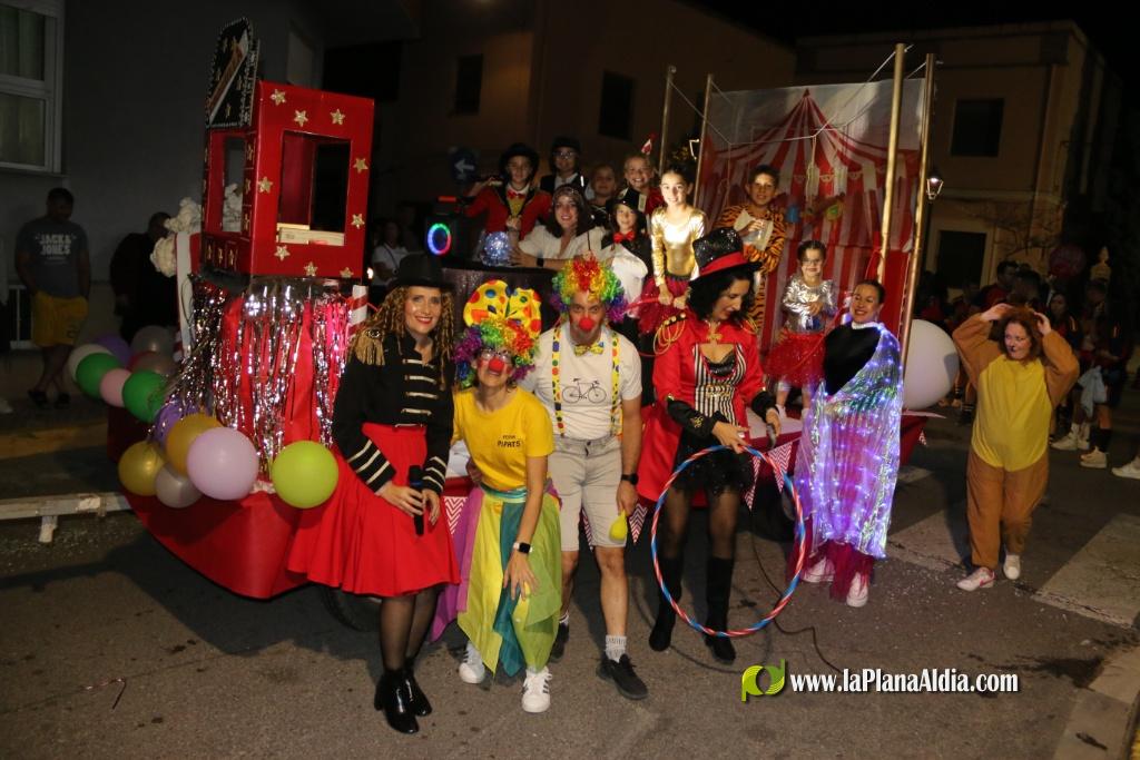 La cavalcada de disfresses plena de color Les Alqueries