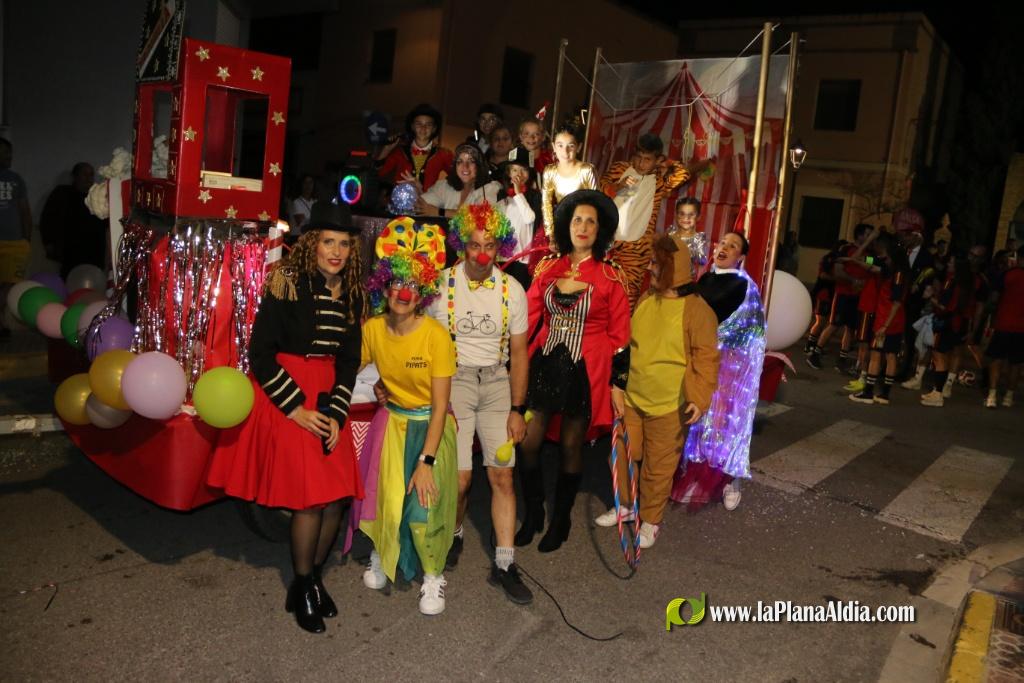 La cavalcada de disfresses plena de color Les Alqueries