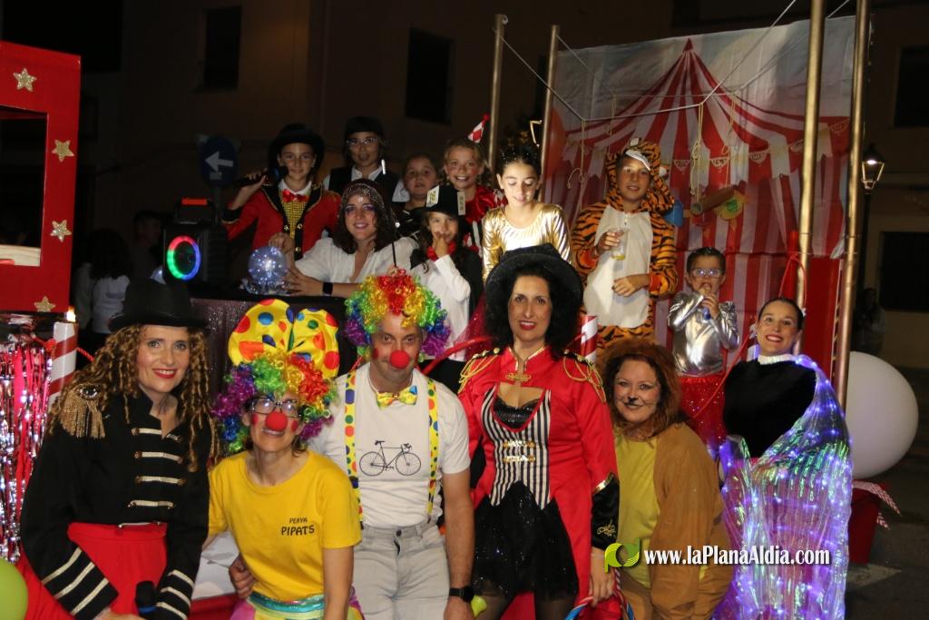La cavalcada de disfresses plena de color Les Alqueries