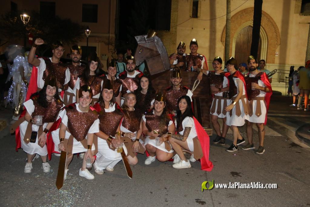 La cavalcada de disfresses plena de color Les Alqueries