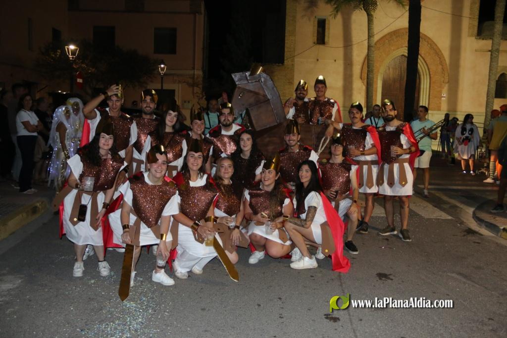 La cavalcada de disfresses plena de color Les Alqueries
