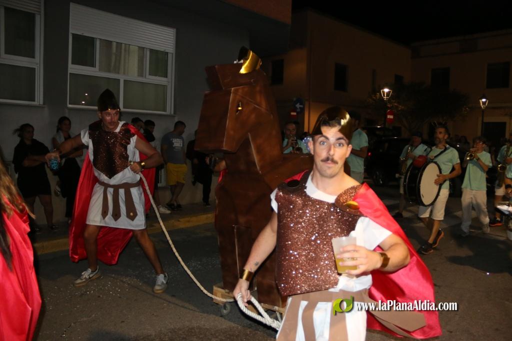 La cavalcada de disfresses plena de color Les Alqueries