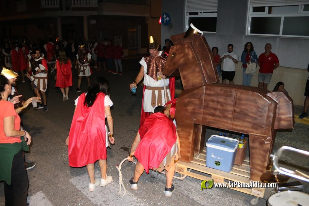 La cavalcada de disfresses plena de color Les Alqueries