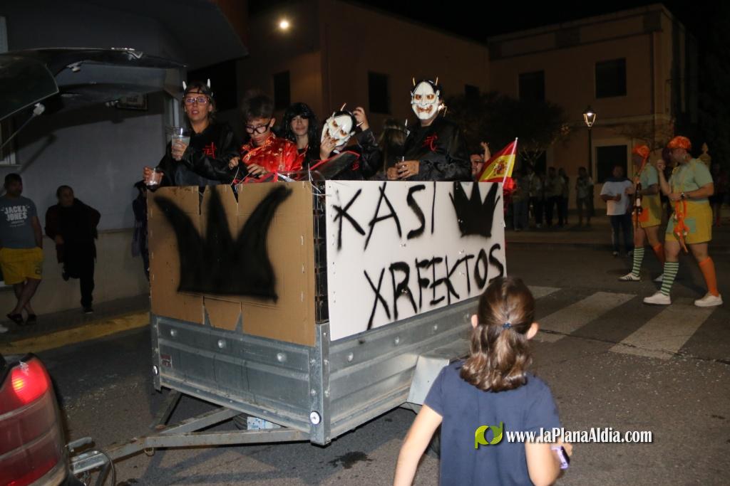 La cavalcada de disfresses plena de color Les Alqueries