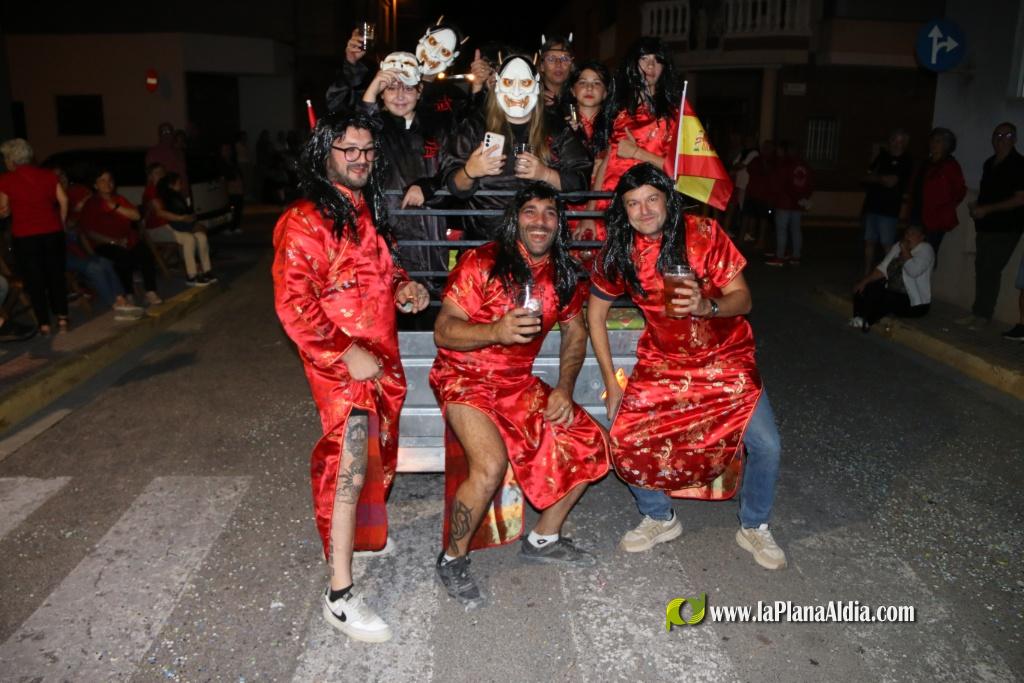 La cavalcada de disfresses plena de color Les Alqueries