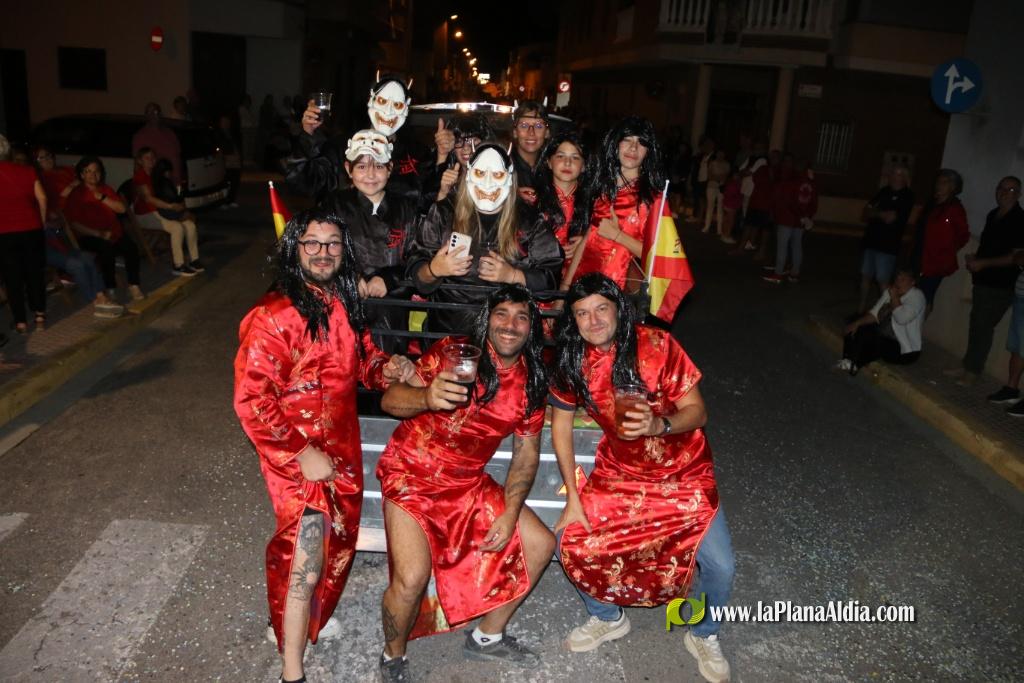 La cavalcada de disfresses plena de color Les Alqueries