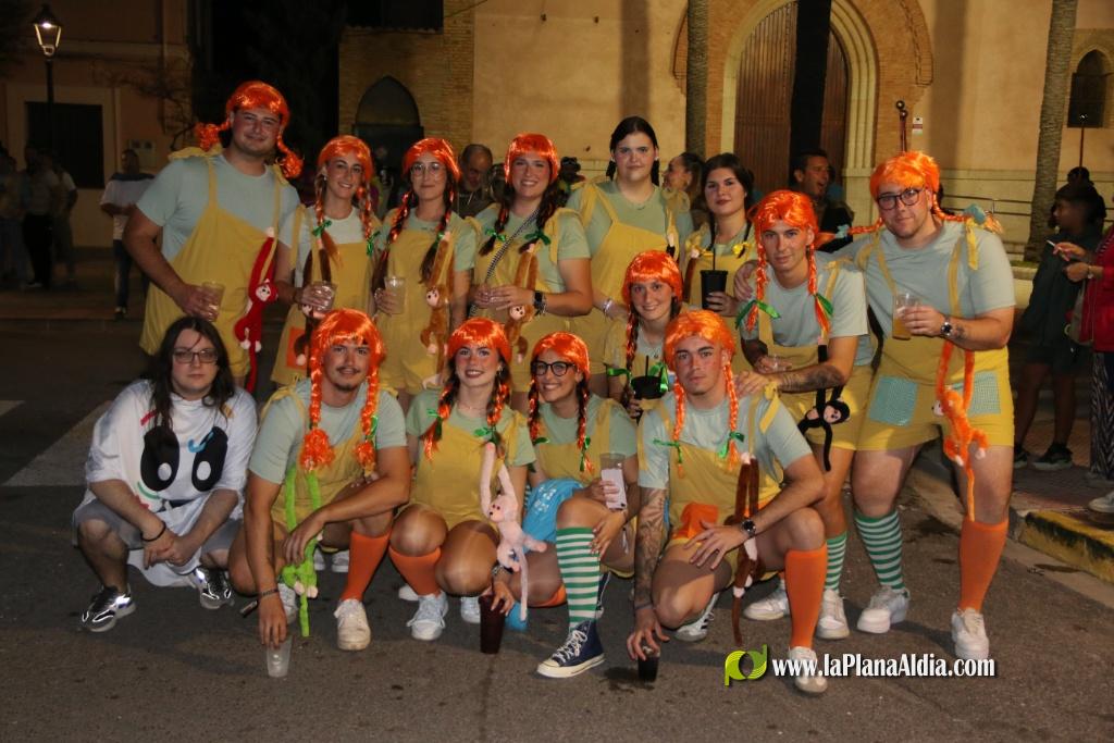 La cavalcada de disfresses plena de color Les Alqueries