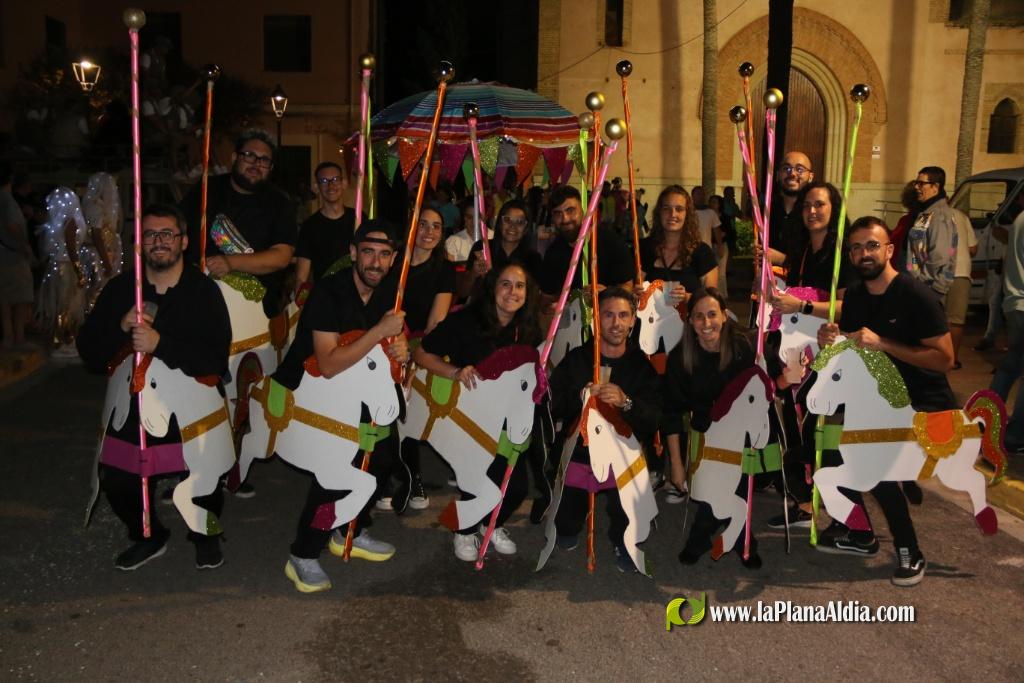 La cavalcada de disfresses plena de color Les Alqueries