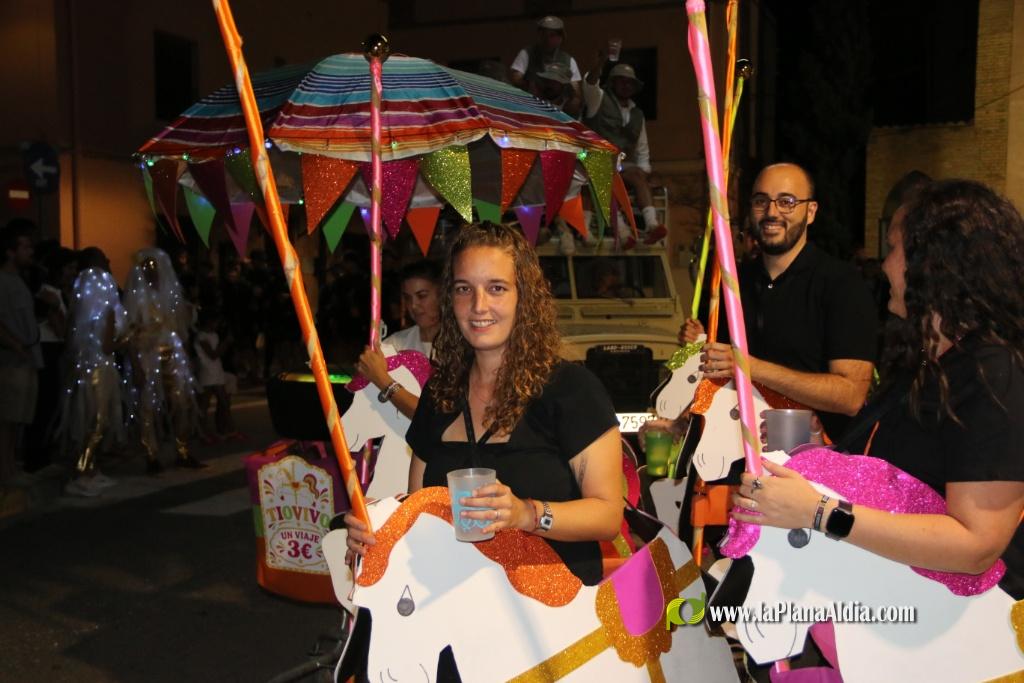 La cavalcada de disfresses plena de color Les Alqueries