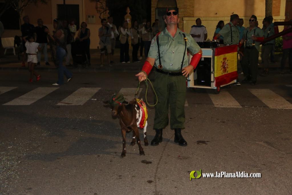 La cavalcada de disfresses plena de color Les Alqueries