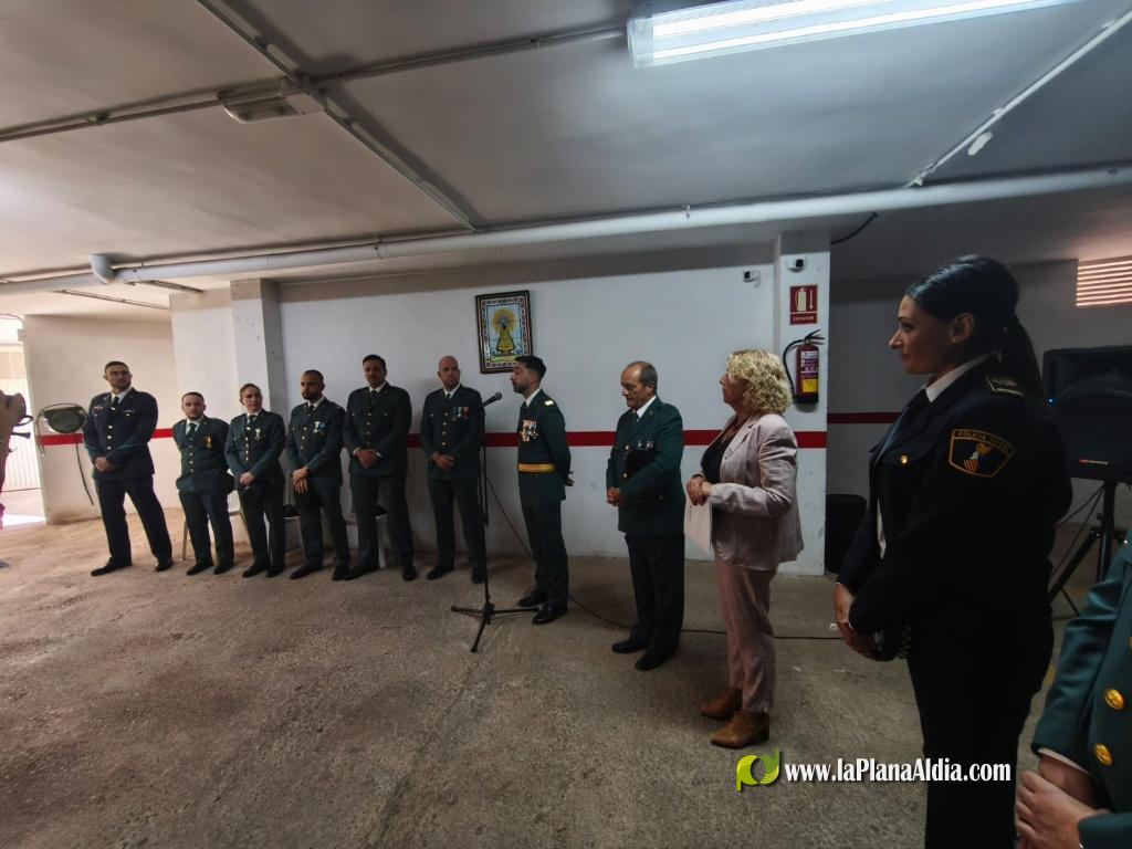 Autoridades, reina y damas y pueblo en general con la guardia civil de Alcora en su d�a del Pilar