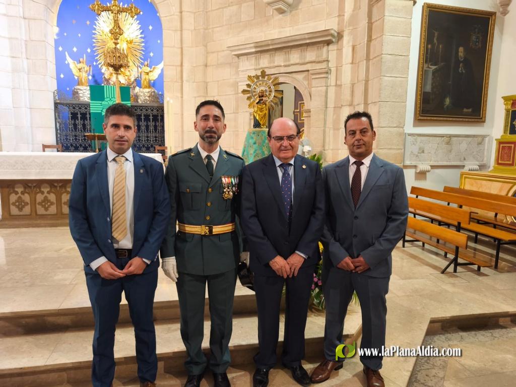 Autoridades, reina y damas y pueblo en general con la guardia civil de Alcora en su d�a del Pilar