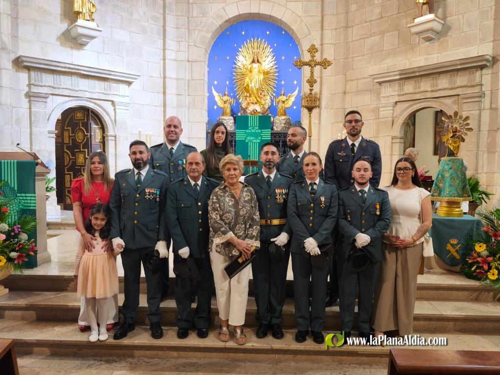 Autoridades, reina y damas y pueblo en general con la guardia civil de Alcora en su d�a del Pilar