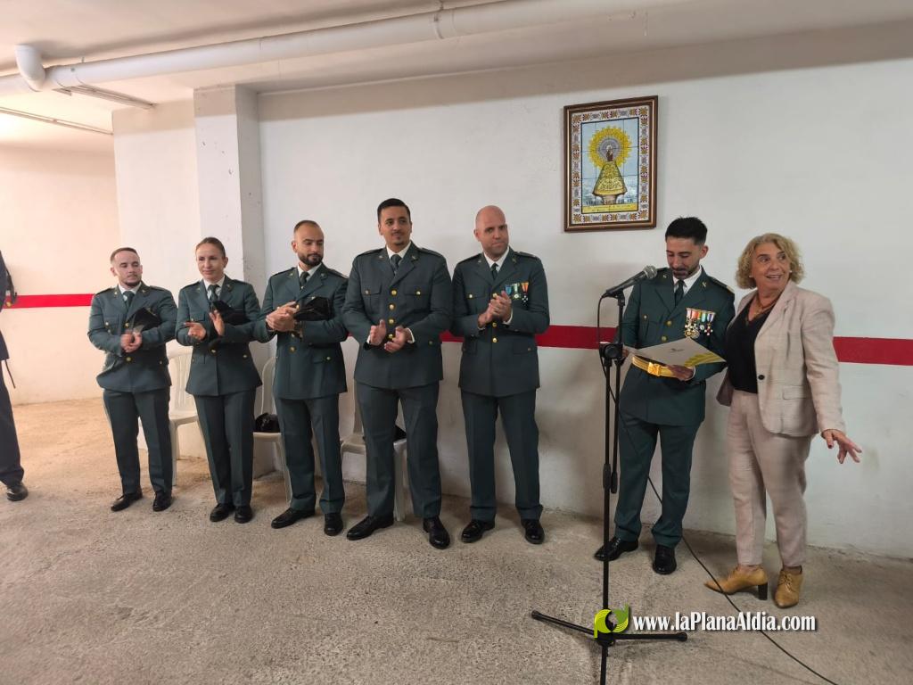 Autoridades, reina y damas y pueblo en general con la guardia civil de Alcora en su d�a del Pilar