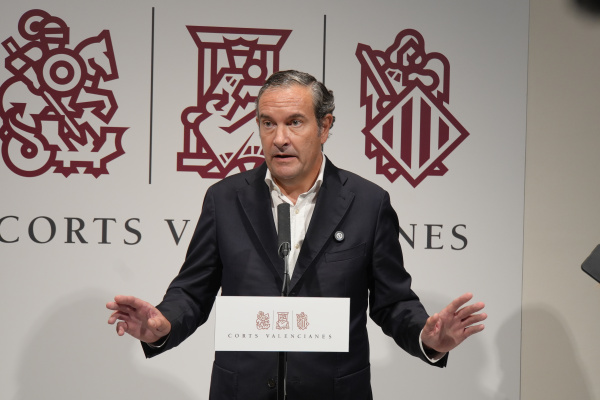 Pastor acusa a Sánchez de dejar tirado al Rey en Ceuta y exige soluciones para la vivienda