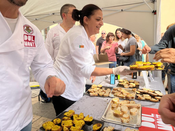 Castellón celebra el Día Mundial del Pan con reparto de productos artesanos en la Plaza de la Pescadería
