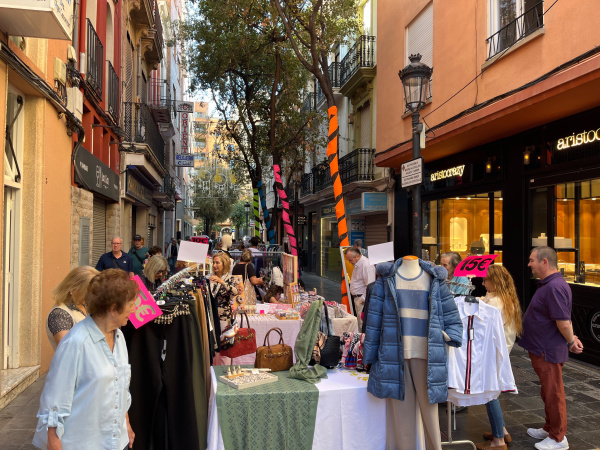Castellón celebra la primera edición del Super Chollo Outlet en la calle Vera con ofertas y música en directo