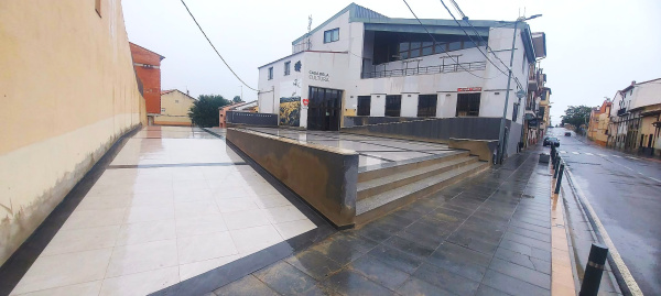 Vilafranca renueva la plaza de la Casa de la Cultura tras licitar pavimentación y revestimiento de suelos
