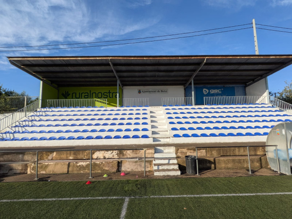 betxi-renueva-los-asientos-del-campo-de-futbol-con-400-localidades-en-grada-y-alrededor-del-terreno-de-juego