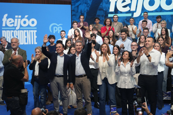 Pérez Llorca defiende el modelo valenciano y presenta a tres mujeres como candidatas; Feijóo promete atender a la Comunitat con un plan de 12.000 millones