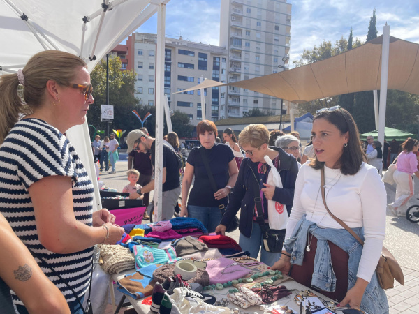 El Grao celebra su mercado outlet en el parque de la Panderola