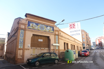 la-chimenea-y-la-entrada-original-de-la-antigua-azulejera-sanchis-de-alcora-se-conservaran-antes-de-ser-derribada-para-una-futura-residencia-de-mayores