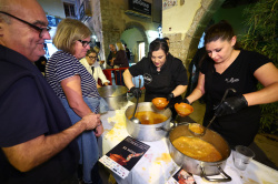La degustaci� solid�ria de l'Olla de la Plana reparteix 1.100 racions i destina la recaptaci� a Un Petit Pas