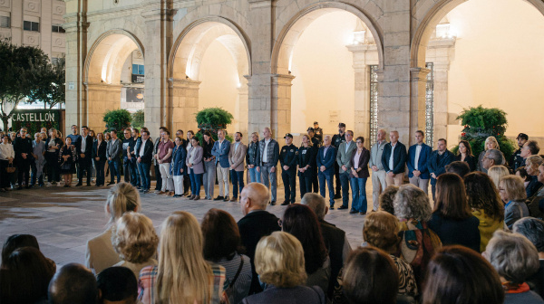 castellon-rinde-homenaje-con-cinco-minutos-de-silencio-por-las-victimas-del-accidente-ferroviario-de-urda-toledo