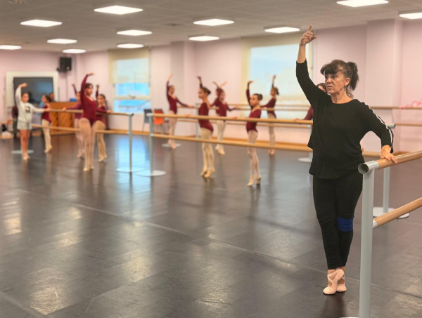 el-centre-municipal-de-les-arts-de-burriana-celebra-el-dia-mundial-del-ballet-con-una-clase-magistral-de-idoya-rossi