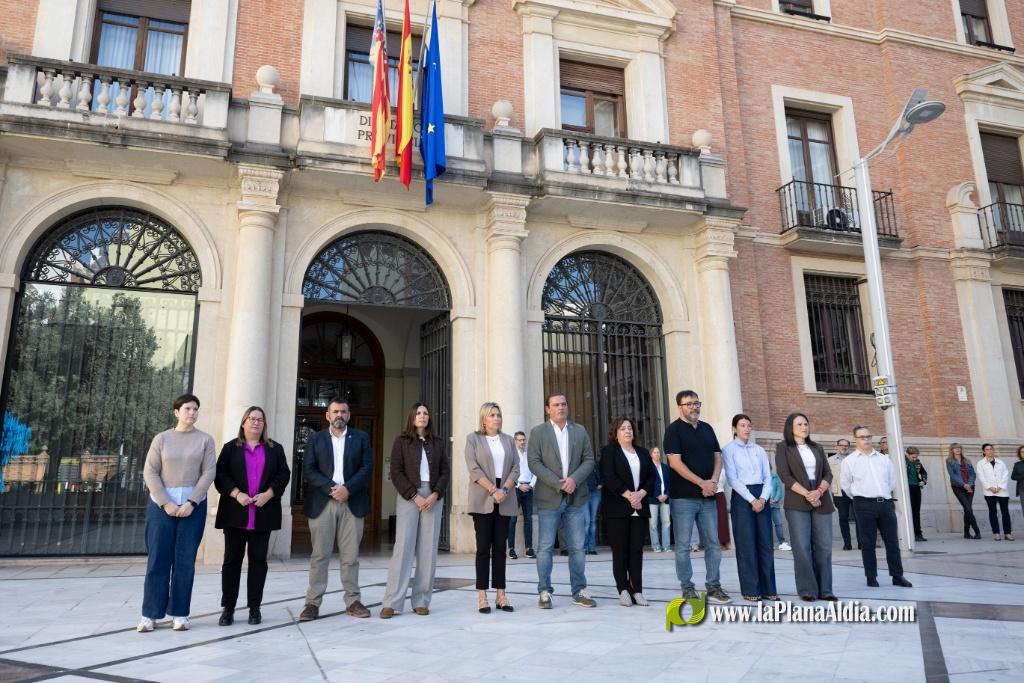 La Diputación de Castellón guarda silencio por las víctimas del accidente ferroviario de Toledo y el segundo aniversario de la dana