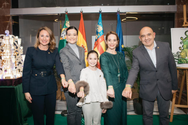 Bego�a Carrasco presenta y entrega las pulseras oficiales de la Magdalena 2026