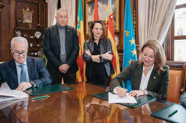 Bego�a Carrasco firma la adquisici�n de terrenos para ampliar el Chencho y la Ciudad Deportiva municipal