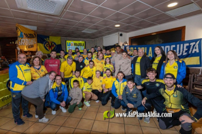 Jugadores del Villarreal C.F en un emotivo acto en Alcora de la Penya Rajola Grogueta de homenaje a Barea