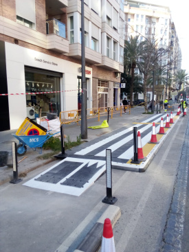 Burriana instala dos plataformas accesibles en paradas de autob�s para mejorar la movilidad y la seguridad