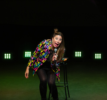 maru-candel-actua-en-l-alcora-para-conmemorar-el-8m