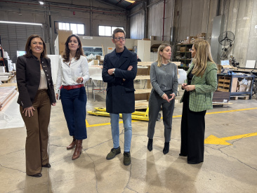 l-alcaldessa-d-almassora-visita-el-showroom-d-insca-i-reafirma-el-suport-municipal-al-sector-ceramic